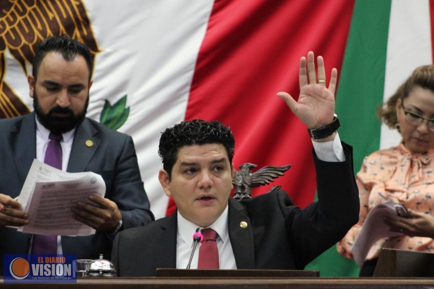Toño Madriz celebra expedición de cédula profesional en Michoacán 
