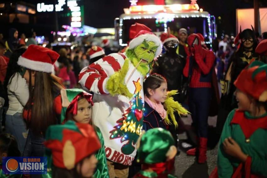 Más de 2 mil personas, asistieron al gran desfile navideño