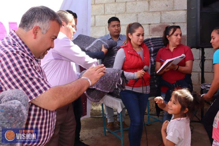 Jesús Mora, entregó cobijas en la comunidad de Las Canoas