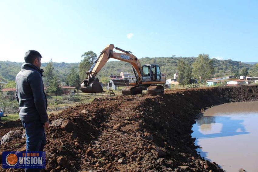 Guadalupe Coria, supervisó el bordo para almacenar agua en la comunidad San Nicolas Tumbastatiro