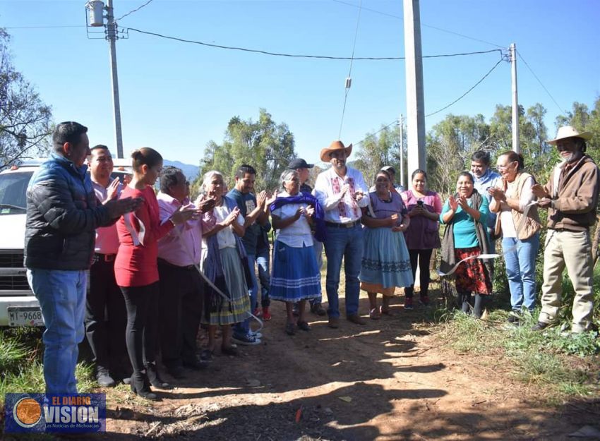 Adrián Melgoza, inauguró la ampliación eléctrica en la comunidad Indígena de San Francisco Uricho.