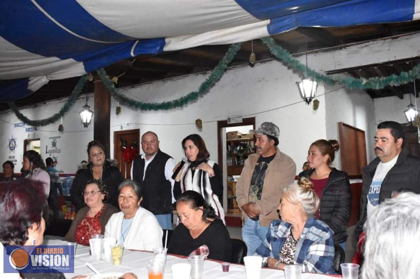 Macarena Chávez, asistió una tradicional posada