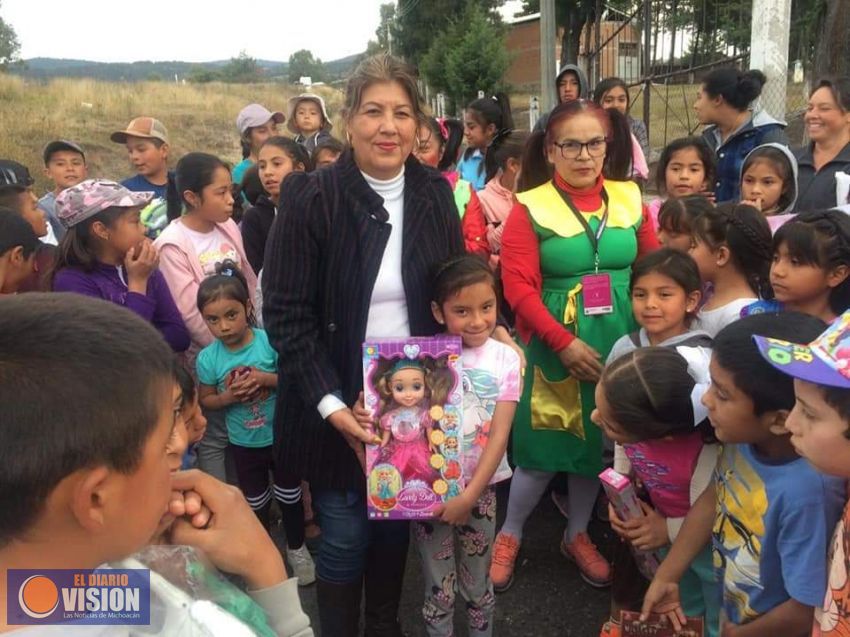 La presidenta honoraria del SDIF Maravatío, entregó juguetes en la comunidad de San José Del Rodeo