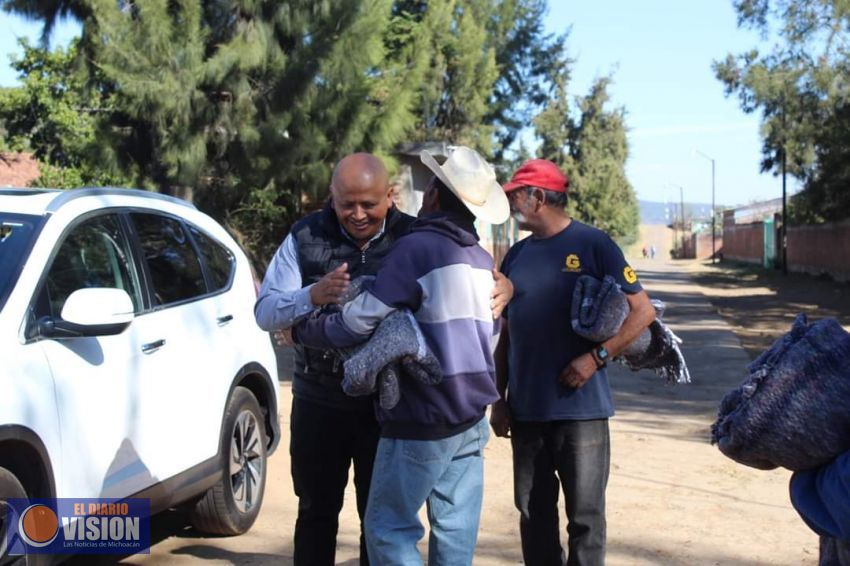 DIF Municipal entregó cobijas a adultos mayores de diferentes comunidades