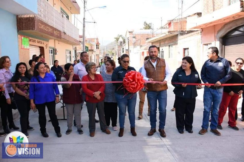 Luis Felipe León, inauguró la pavimentación de la calle Vicente Carrillo