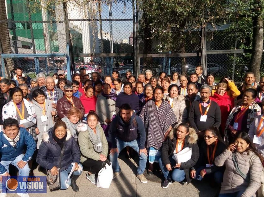 Ayuntamiento de Erongarícuaro entregó 59 visas a adultos mayores que viajarán a Estados Unidos