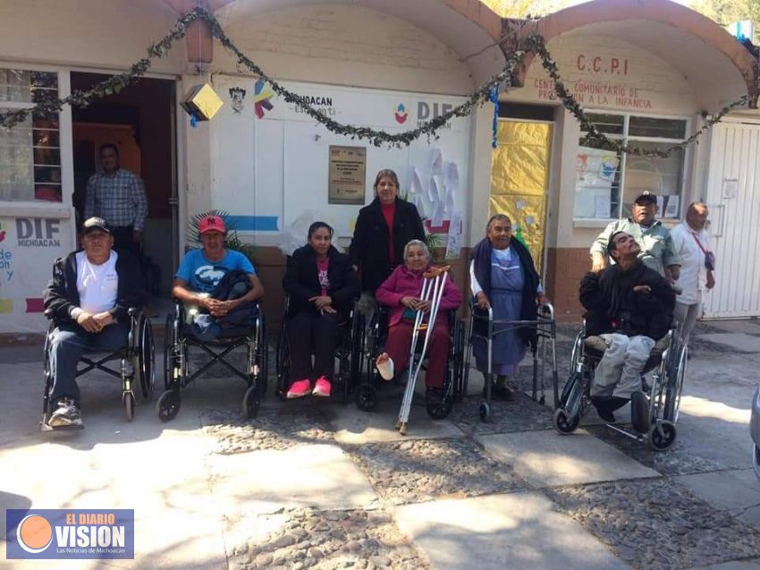 DIF Municipal de Maravatío, entregó sillas de ruedas y andaderas a personas de diferentes comunidad