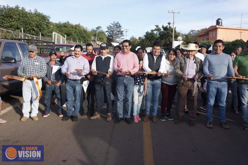Jesús Lucas, inauguró varias obras en la comunidad de Iramuco