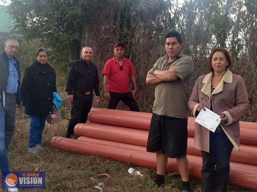 Salvador Arvizú apoya con tubería para drenaje a colonos de Ampliación San Juanito Itzícuaro 