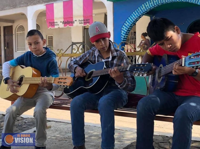 Reinicia curso de guitarra en Atécuaro