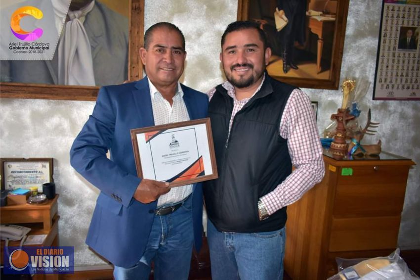El alcalde Ariel Trujillo Córdova, recibió un reconocimiento del Grupo Ateneo Michoacán