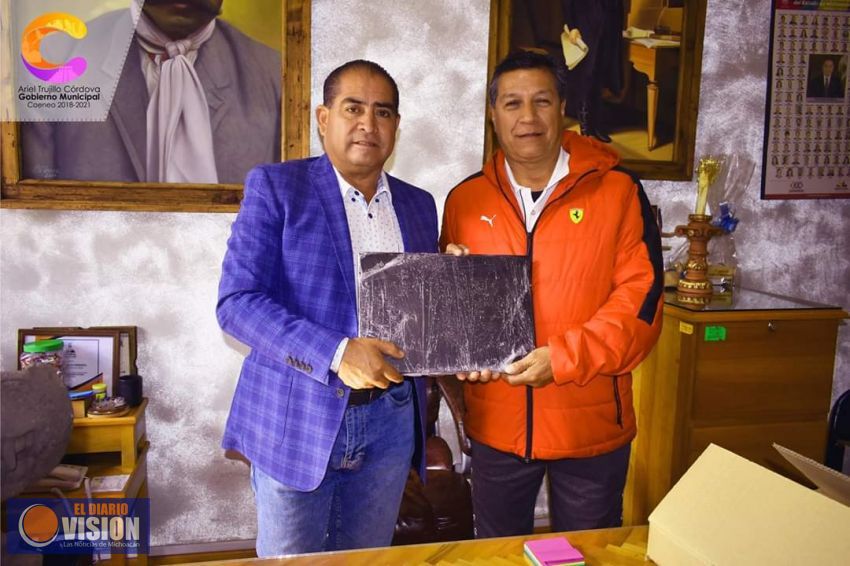 Ariel Trujillo Córdova, entregó equipo de cómputo a la Supervisión Escolar 128.
