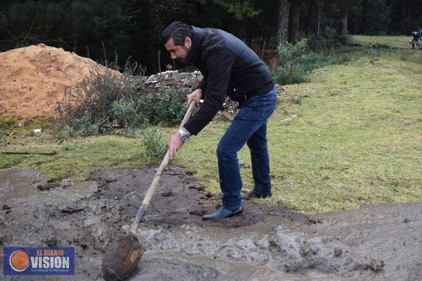 Adrián Melgoza Novoa, supervisó una obra en la comunidad de la Zarzamora