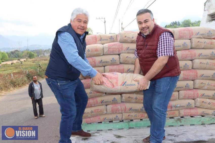 Jesús Mora, entregó cemento subsidiado a familias tuxpenses
