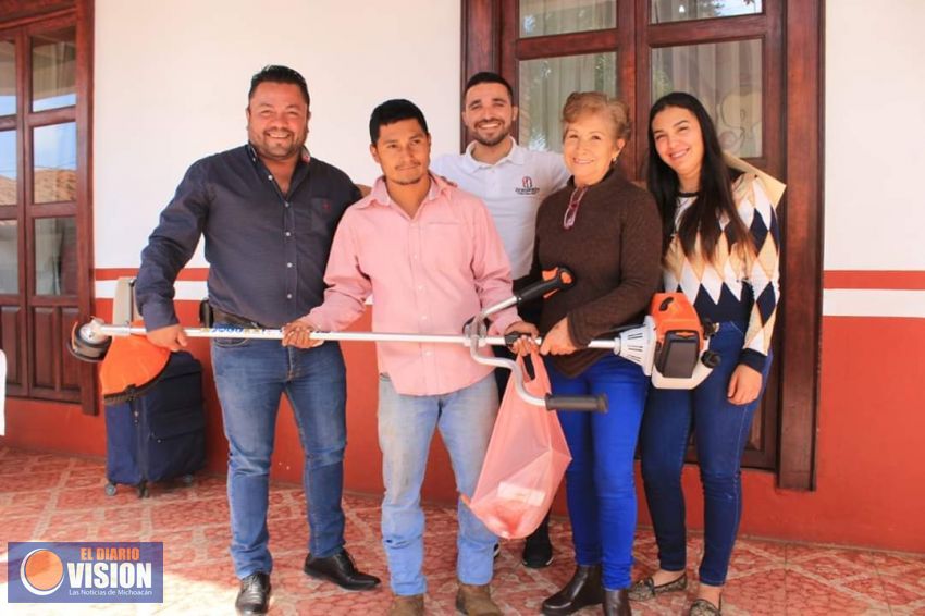 José Rodríguez Baca, entregó desmalezadoras a productores