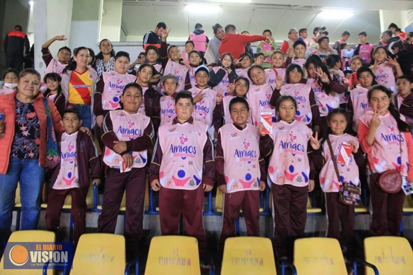 Niños y jóvenes de bajos recursos de Erongarícuaro han visitado el Planetario de Morelia