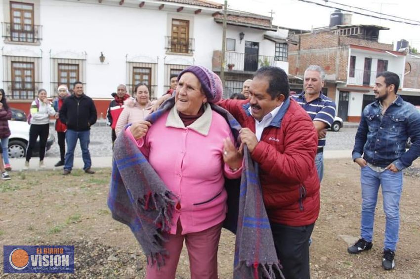 El Diputado Lupillo Aguilera entregó apoyos en el Municipio de Pátzcuaro