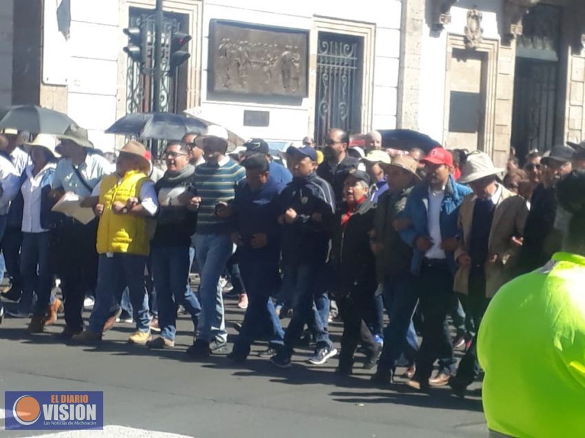 Marchan trabajadores, en demanda de pagos atrasados 