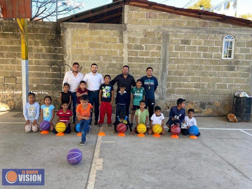 José Rodríguez, inauguró la escuela de Básquetbol en San Ángel Zurumucapio