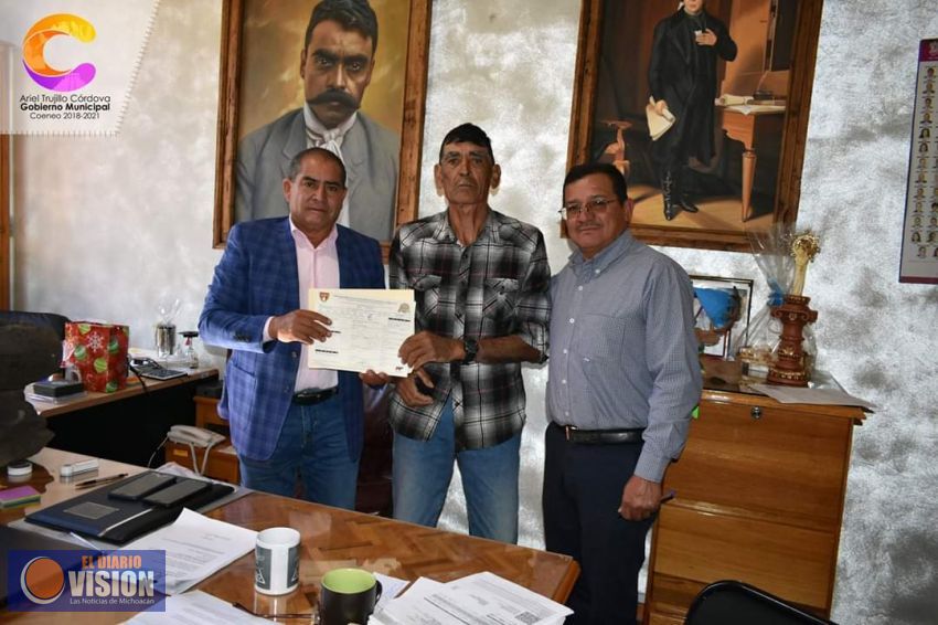 Ariel Trujillo Córdova, entrega semental bovino a productor de San Pedro Tacaro.