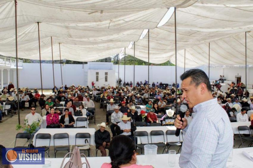 Carlos Torres Piña, acudió al informe anual de la asociación ganadera de Puruándiro