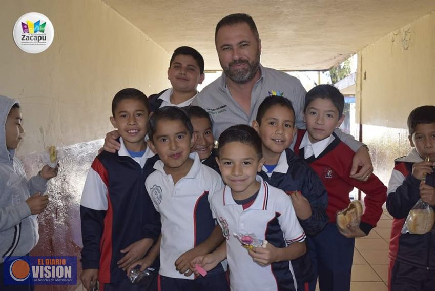 Luis Felipe León Balbanera, entregó diversos apoyos a la escuela primaria Benito Juárez
