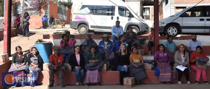 DIF Erongarícuaro, realizó la entrega de cobijas en comunidades del Municipio