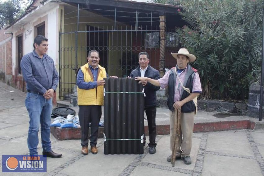 Lupillo Aguilera, entregó tinacos y láminas a habitantes de la comunidad de Ihuatzio