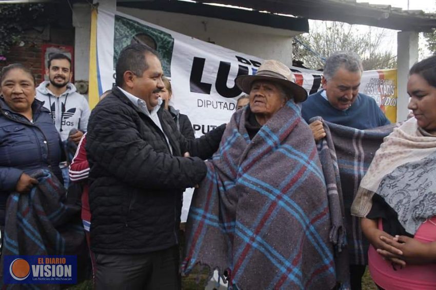 El Diputado Lupillo Aguilera, entregó apoyos en el Municipio de Pátzcuaro