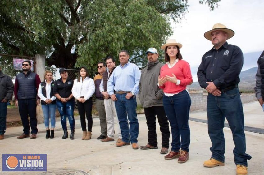 Macarena Chávez, inauguró el acceso principal a la comunidad de La Yerbabuena