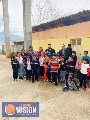 Irepani Hernández Gama, visitó la comunidad de Ucazanaztacua