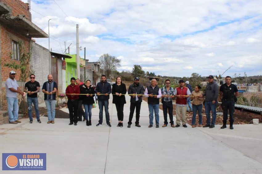 José Guadalupe Coria, inauguró la pavimentación de la calle en la Colonia Loma Bonita