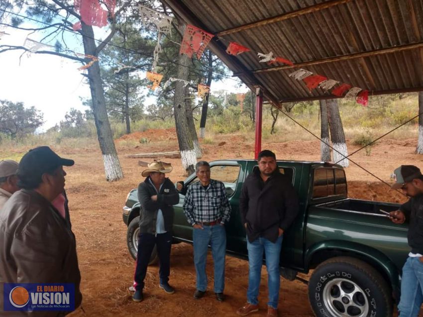 Irepani Hernández, entregó dos toneladas de cemento en beneficio de los habitantes de Carichuato