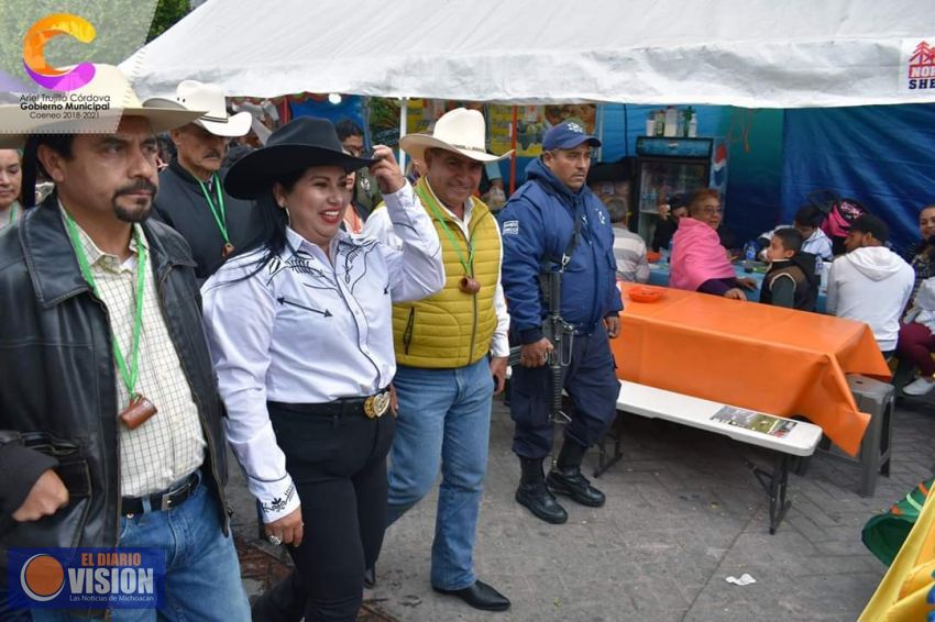 Ariel Trujillo Córdova, asiste al primer día de jaripeos en Huaniqueo