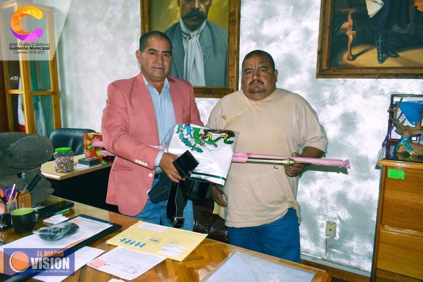 Ariel Trujillo Córdova, entregó bandera mexicana, asta bandera y cuja al encargado del orden 