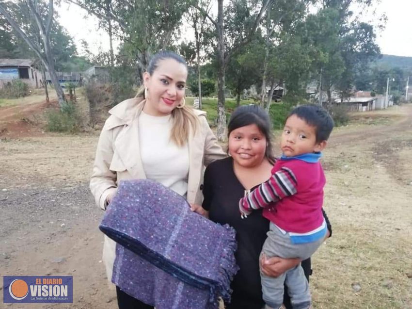 SMDIF Tzintzuntzan lleva el programa “Abrigando Corazones” a comunidades del Municipio