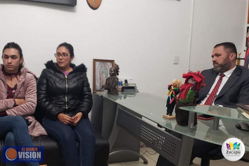 Luis Felipe Léon, se reunió con integrantes de la comunidad LGBTTTI