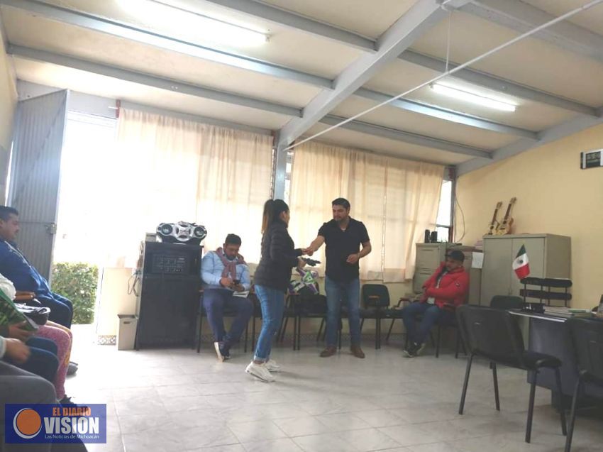 Irepani Hernández Gama, anunció la construcción de una nave de baños en la escuela primaria federal