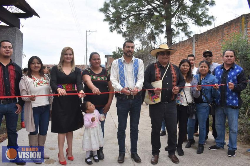 Adrián Melgoza, inauguró la pavimentación de la calle prolongación 16 de septiembre en Tocuaro