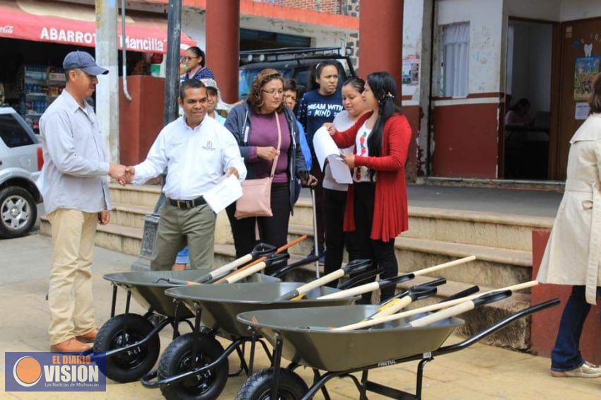Ayuntamiento de Ziracuaretiro entregó 15 paquetes de carretillas