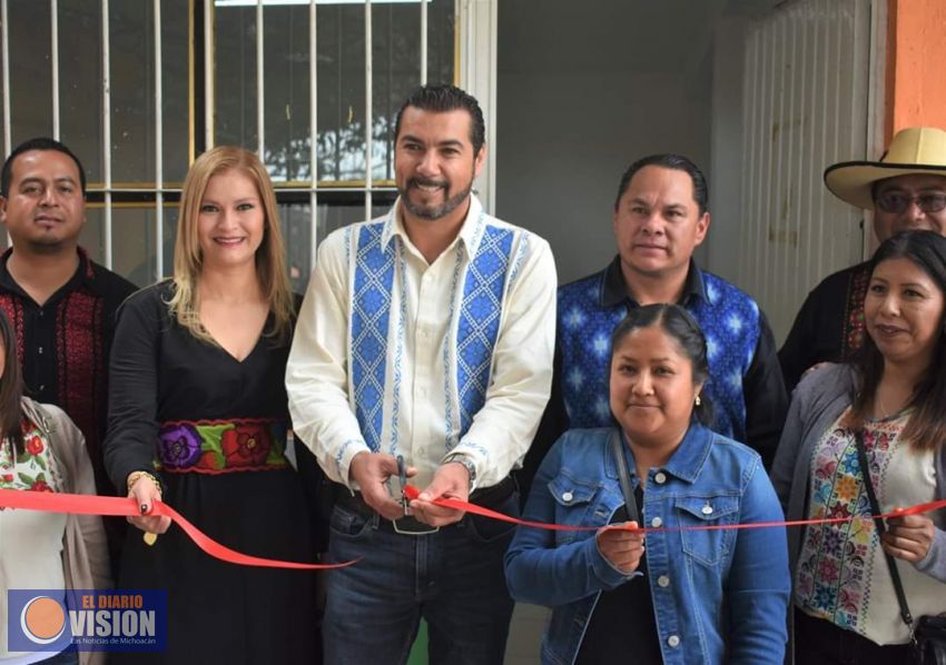 Adrián Melgoza, inauguró la Aula de Medios en la la Escuela Primaria la comunidad de Tocuaro