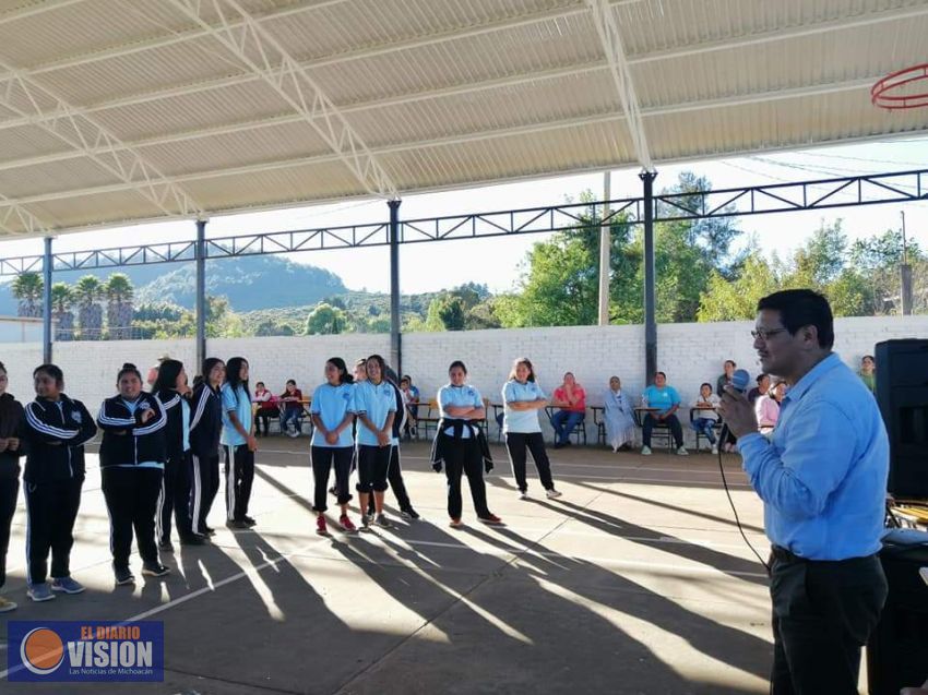Jesús Lucas, inauguró la techumbre de la cancha de la telesecundaria de Coangatzio