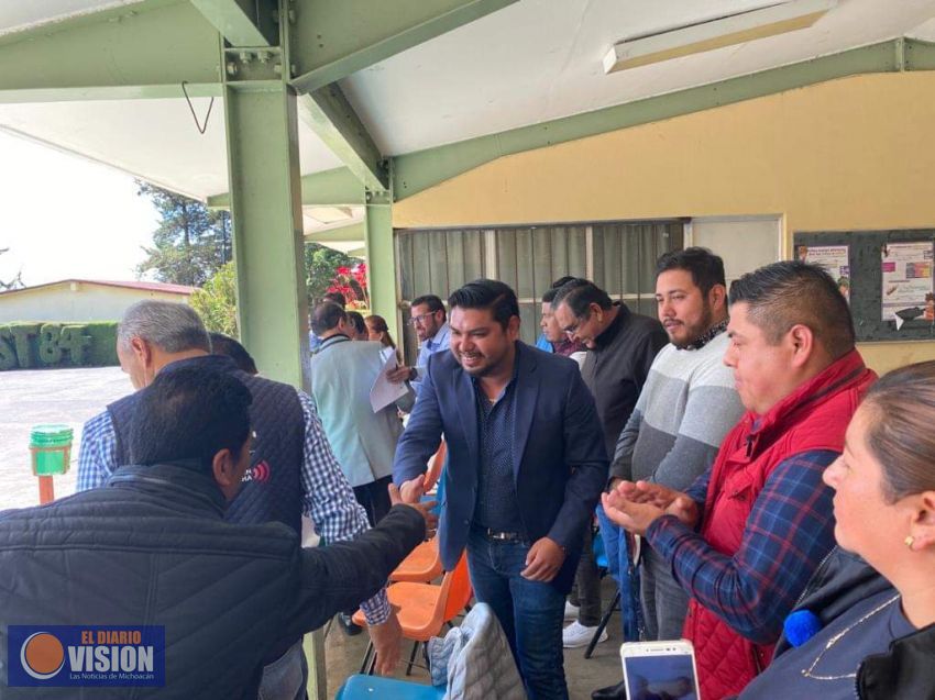 Irepani Hernández Gama, entrego 20 Mil pesos a la Secundaria Técnica de la tenencia de Ihuatzio