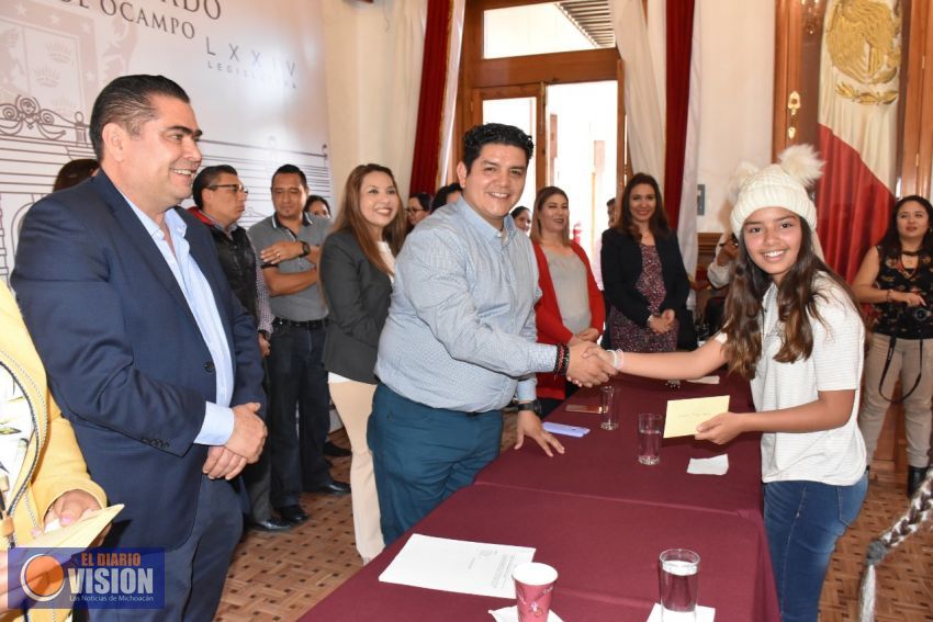 Congreso entrega becas a estudiantes de excelencia