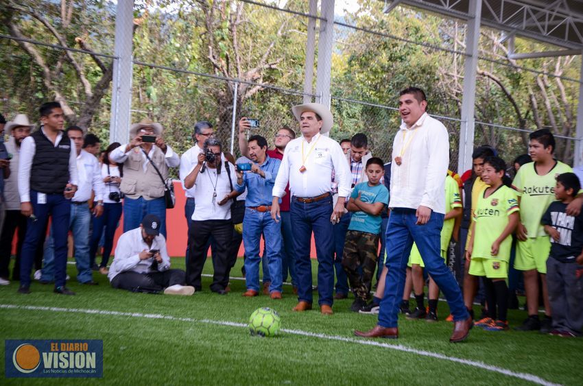 Inauguran cancha de fútbol en Tingambato