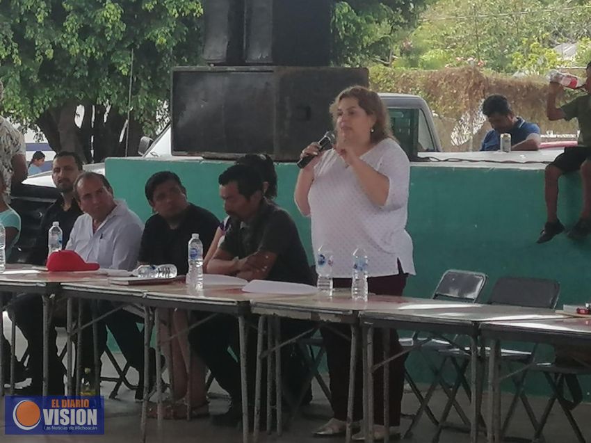 Compartió Selene Vázquez inquietudes de los jóvenes en Maruata