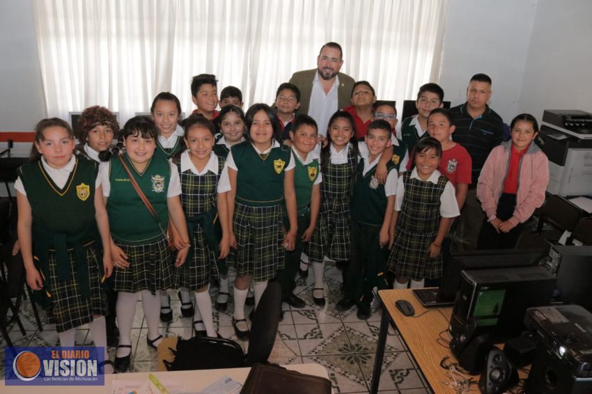 Humberto González visita escuelas en el Distrito de Puruándiro