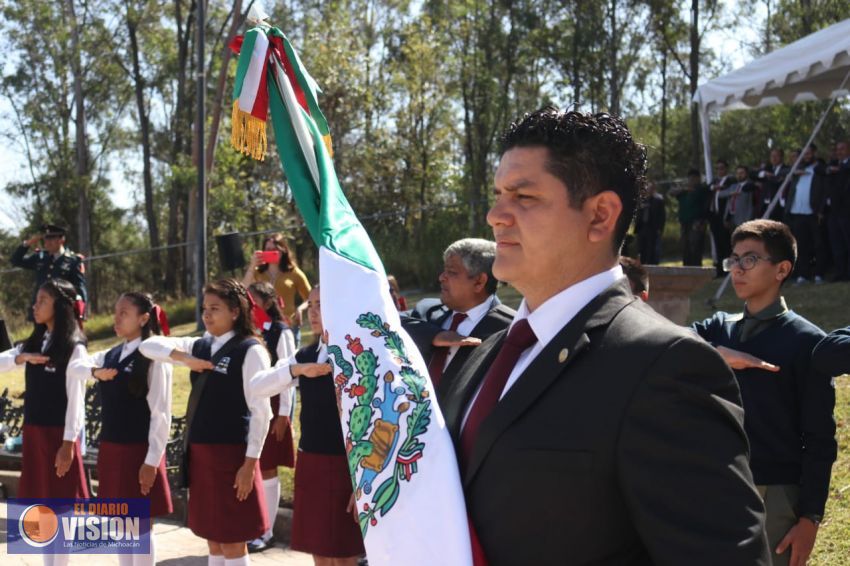 Asiste Antonio Madriz a acto cívico conmemorativo del Día de la Bandera