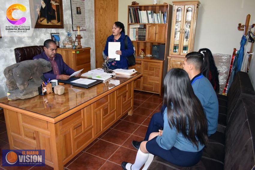 Recibe alcalde de Coeneo a estudiantes del Cobaem 