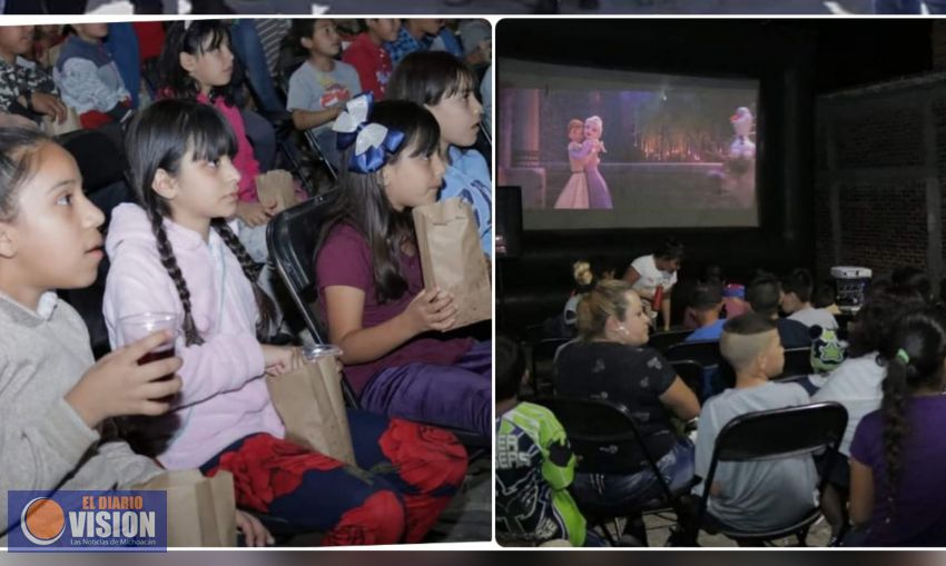 Humberto González lleva con éxito Cine en Tu Colonia en Distrito de Puruándiro